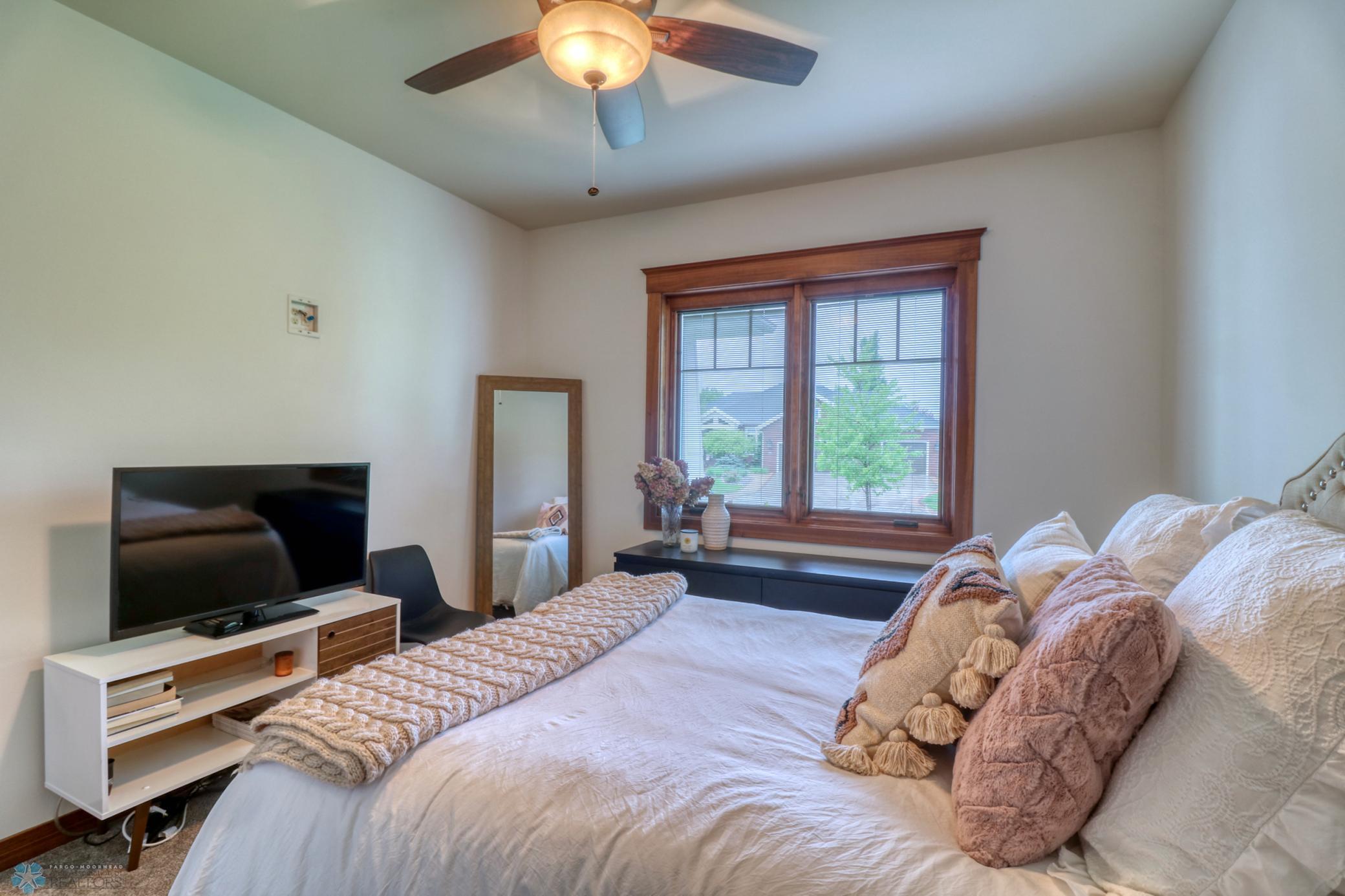 Bedroom1_2.jpg