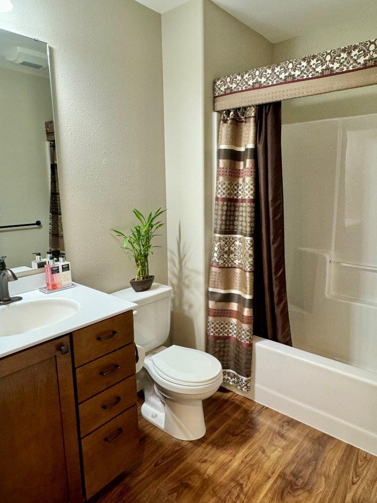 12-Main floor full bath.jpg