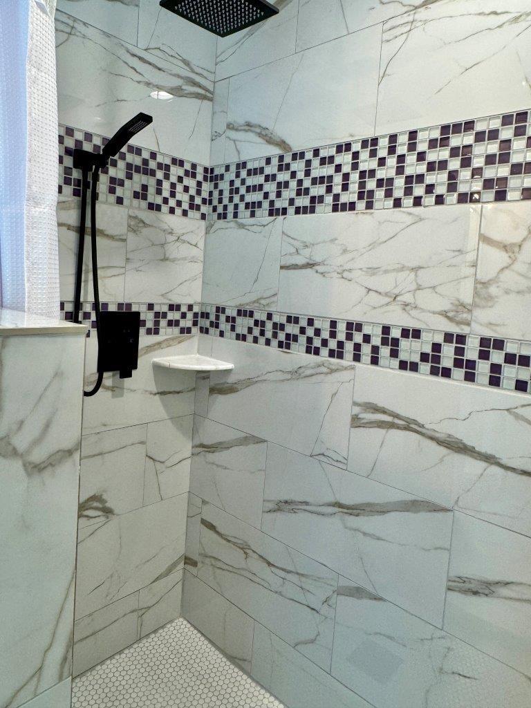 18-Bath 3 in walk out basement (2).jpg