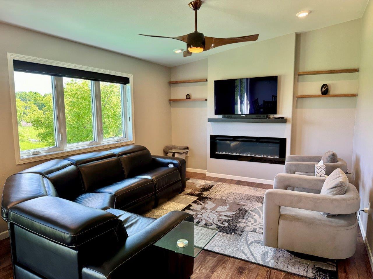 8-Living room (1).jpg