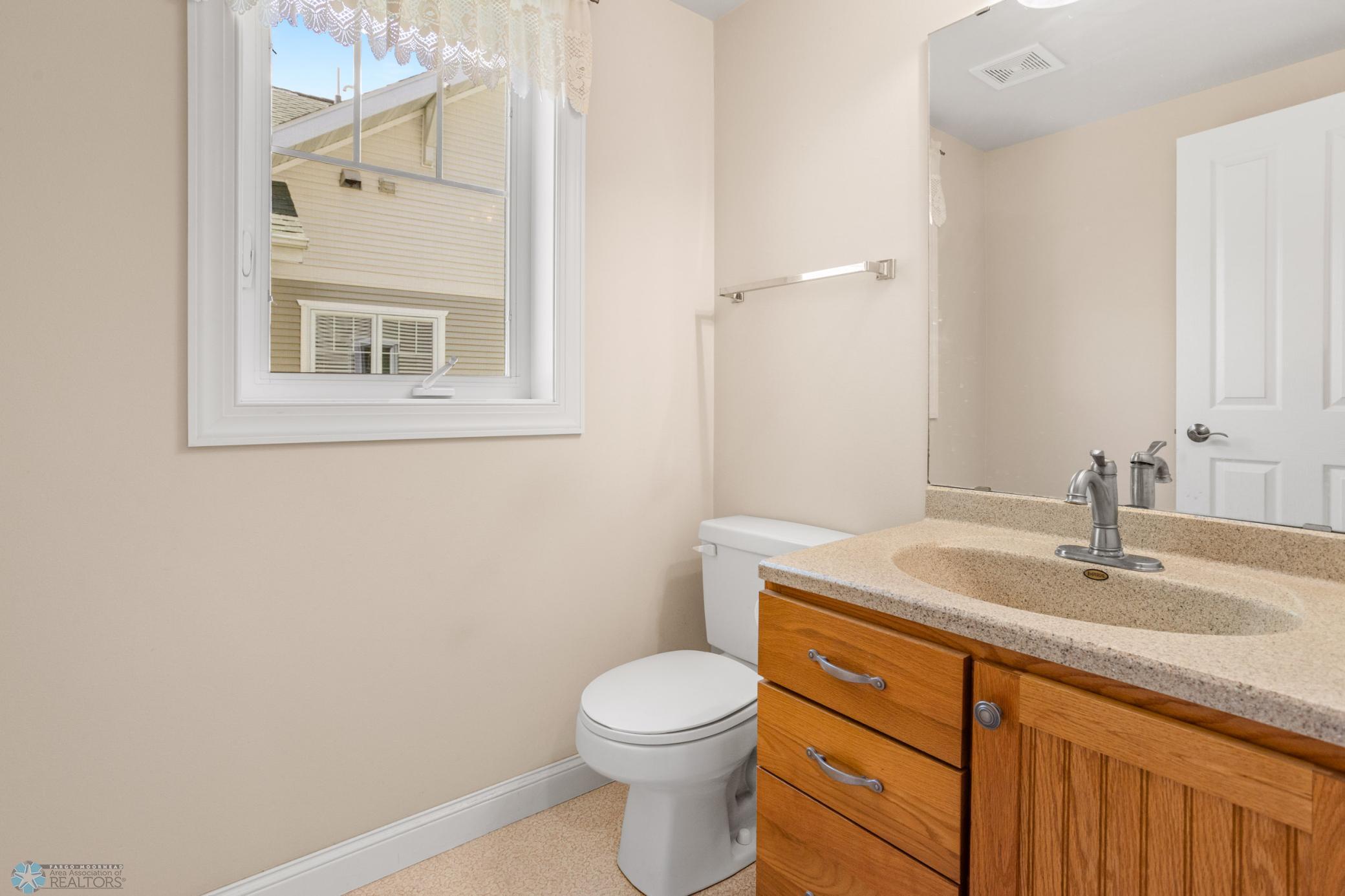 Main level 1/2 bathroom