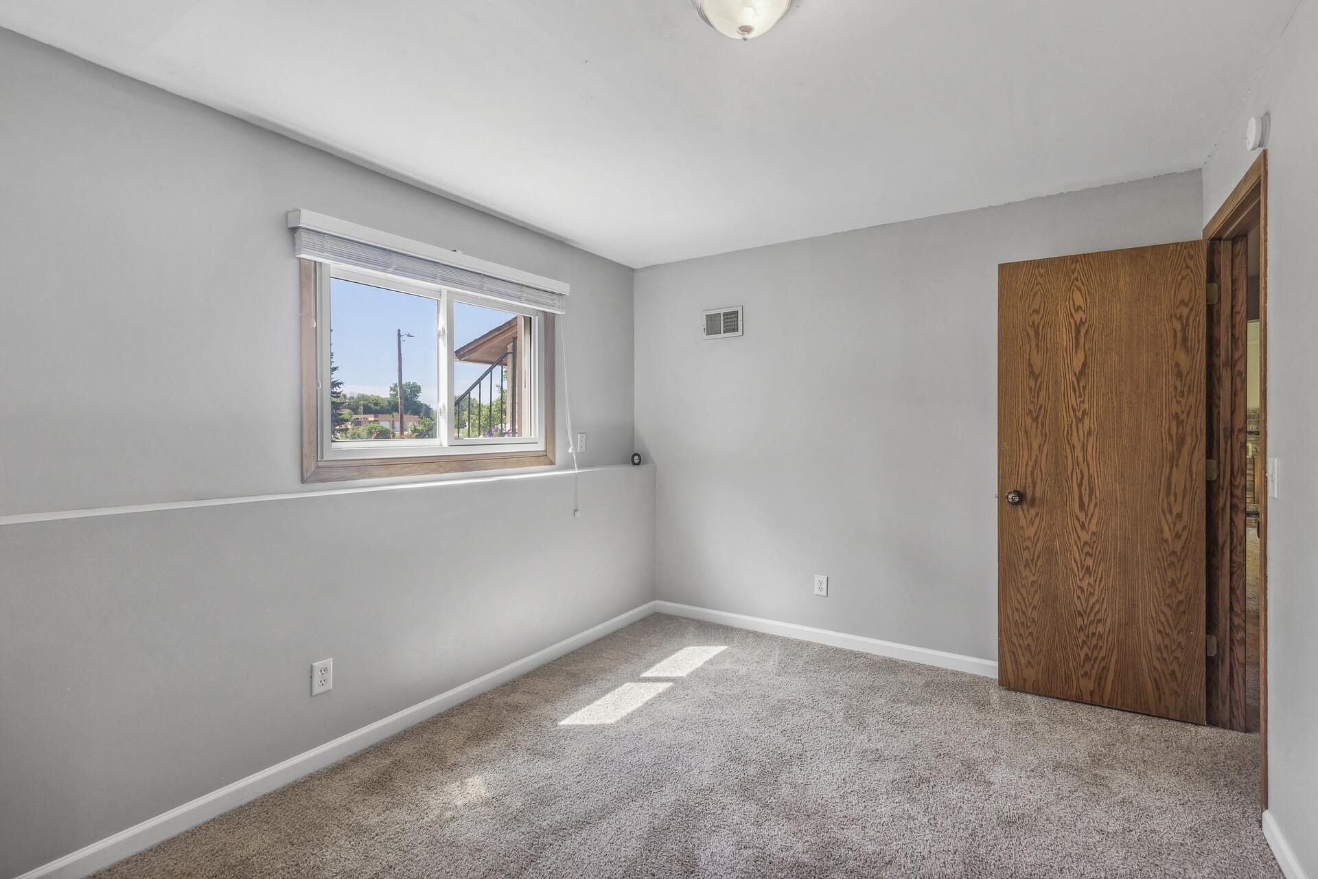 Lower front bedroom