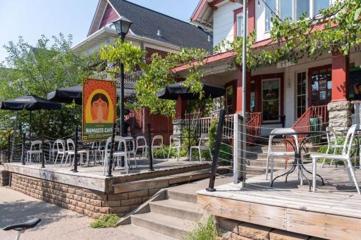 Convenient access to a multitude of local coffee shops and restaurants in this highly walkable location.