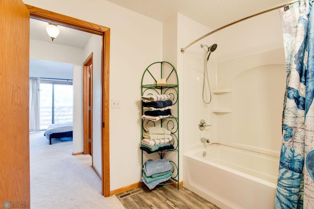 Adjoining tub/shower area