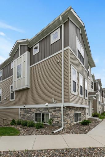 2219 Gateway Curve N, North Saint Paul, MN 55109
