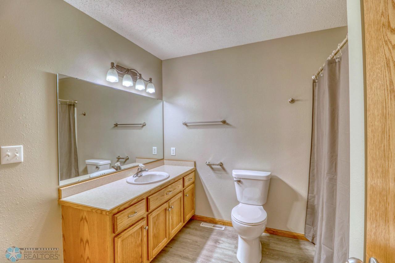 8Bathroom1_2-1280.jpg