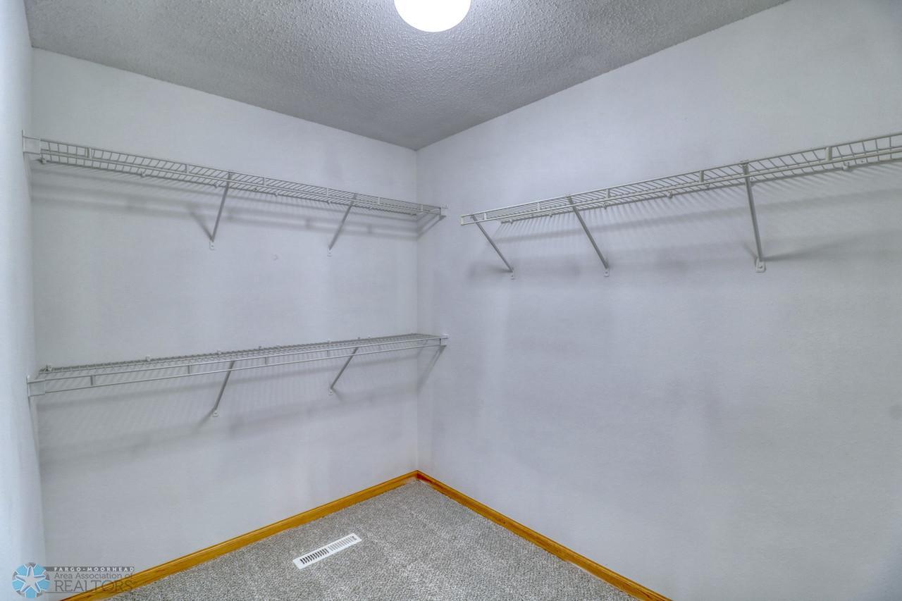 7Bedroom1_closet-1280.jpg