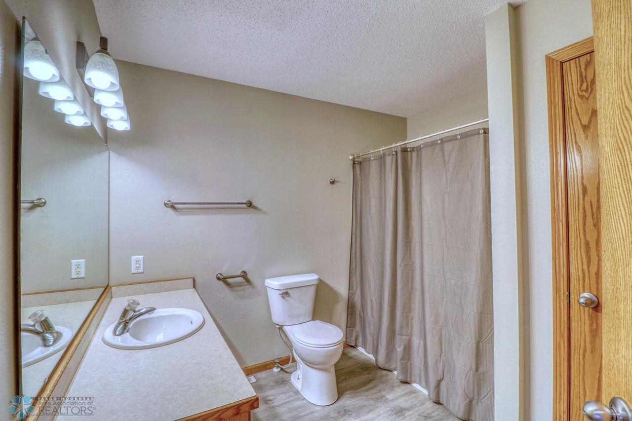 8Bathroom1_1-1280.jpg