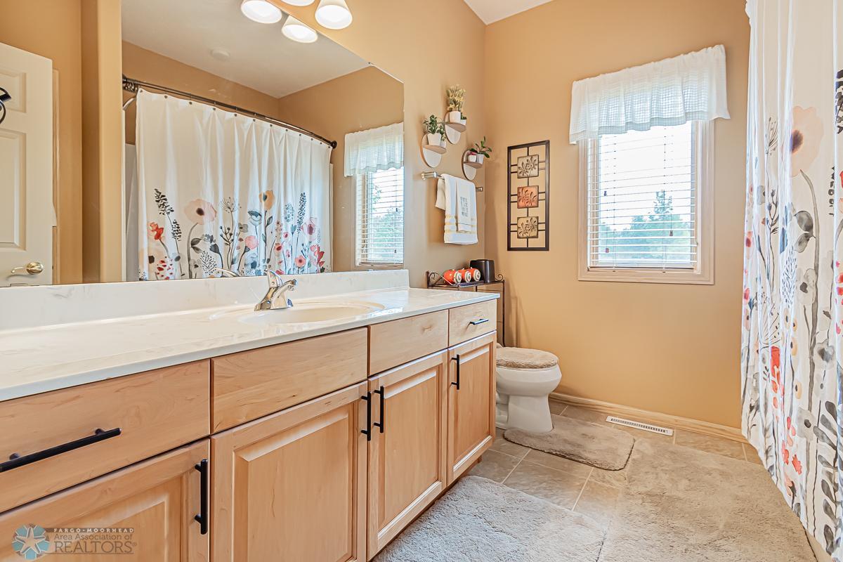 Primary Bathroom w/ Jetted tub