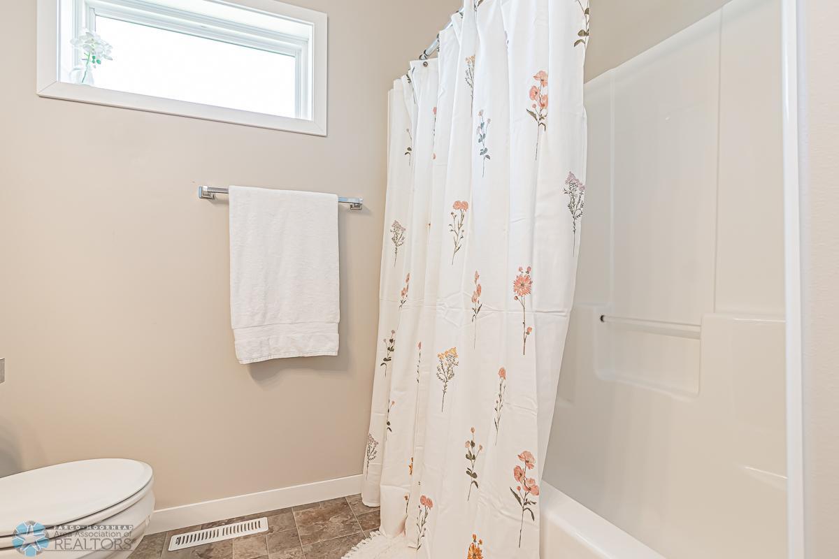 Upper_Bathroom_2.jpg