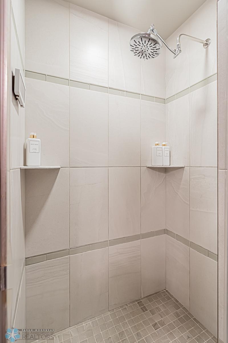 Primary_Bathroom_4.jpg