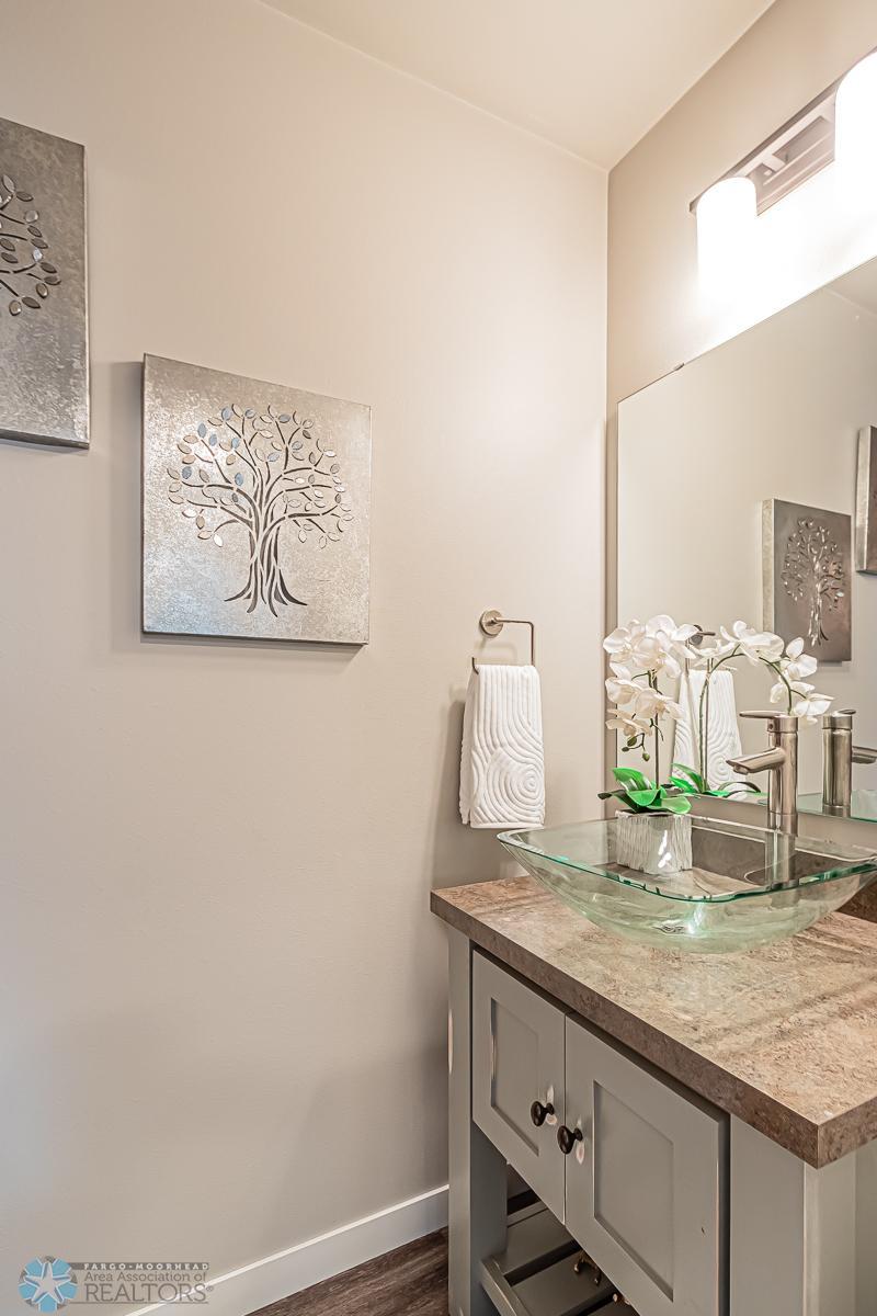 Main_Bathroom_1.jpg