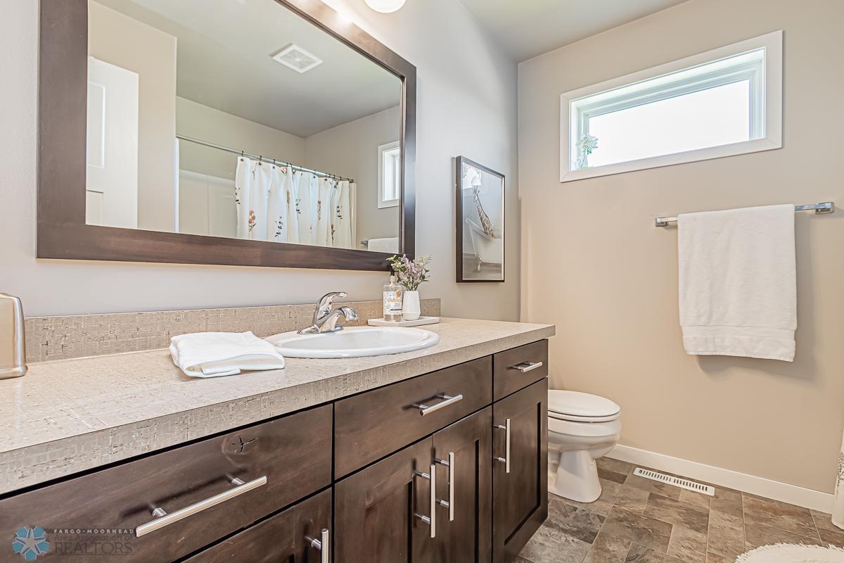 Upper_Bathroom_1.jpg