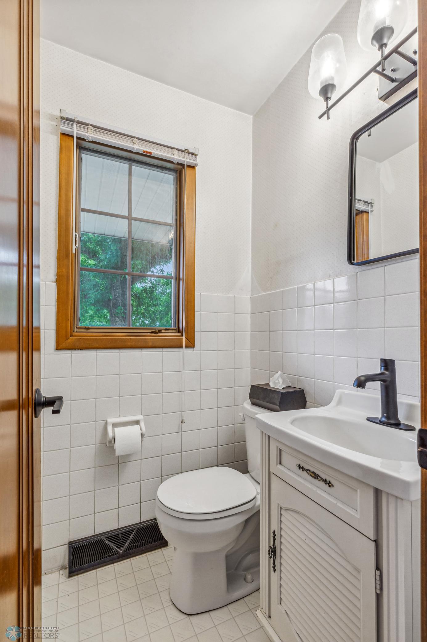 Main floor 1/2 bath
