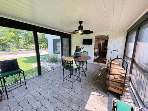 Screen-in porch to enjoy the nature and wildlife with no bugs