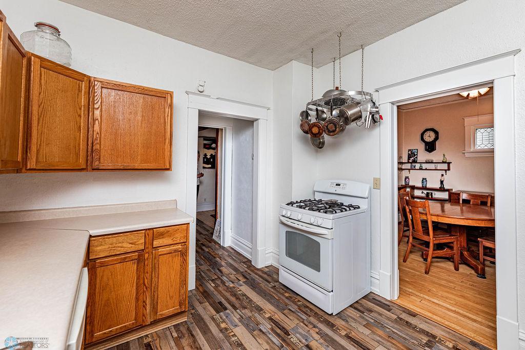 Gas stove & pot rack