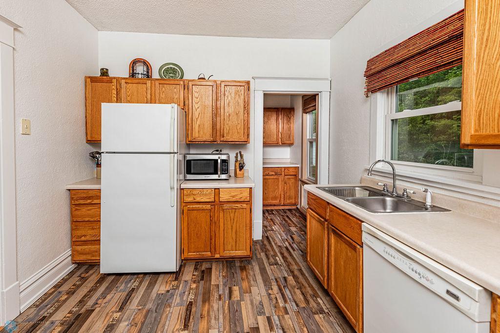 Kitchen & Butler's Pantry