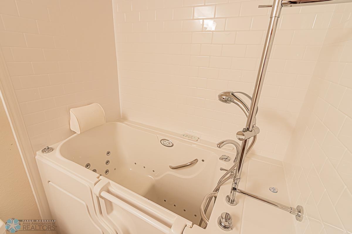 Main_Bathroom_2.jpg