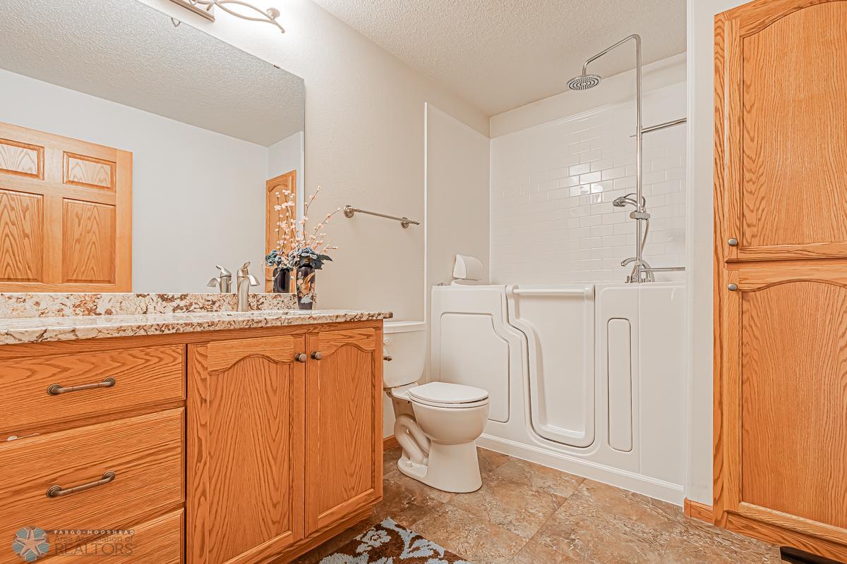 Main_Bathroom_1.jpg