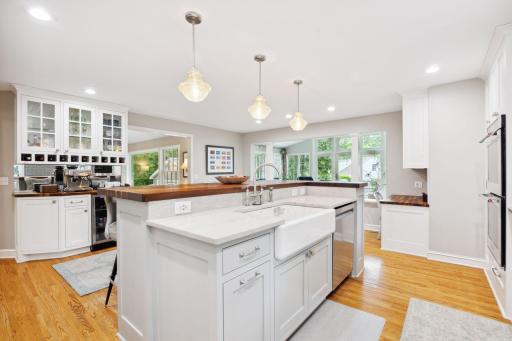 10 Woodland Road, Minneapolis, MN 55424
