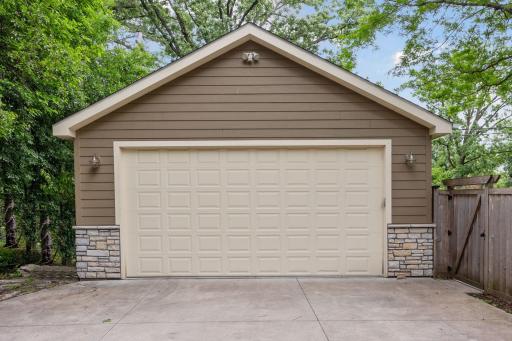 10 Woodland Road, Minneapolis, MN 55424
