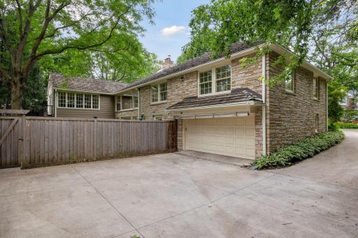 10 Woodland Road, Minneapolis, MN 55424