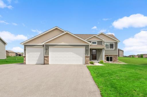 922 Mulberry Avenue NE, Montgomery, MN 56069