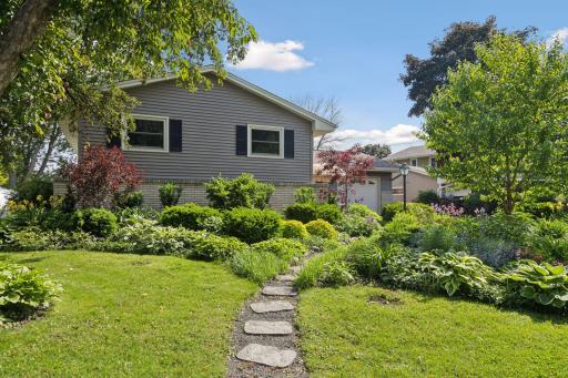1398 Woodhill Court, Woodbury, MN 55125