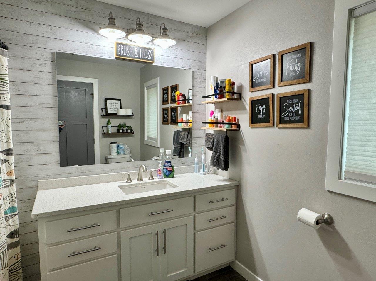12-Main floor bath.jpg