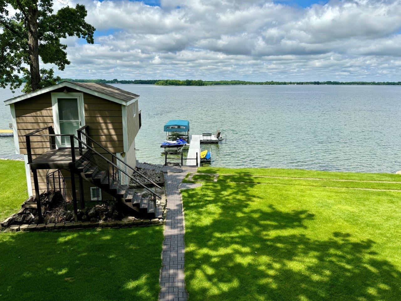 23-Lakeside yard (1).jpg