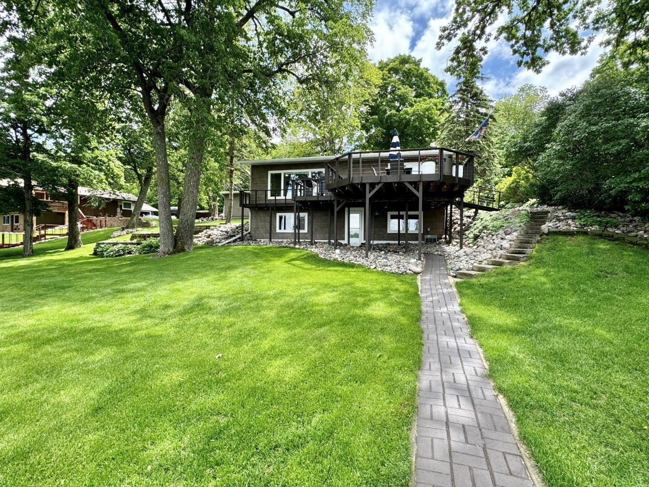 23-Lakeside yard (3).jpg