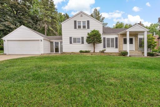 218 County Road B2 W, North Saint Paul, MN 55113