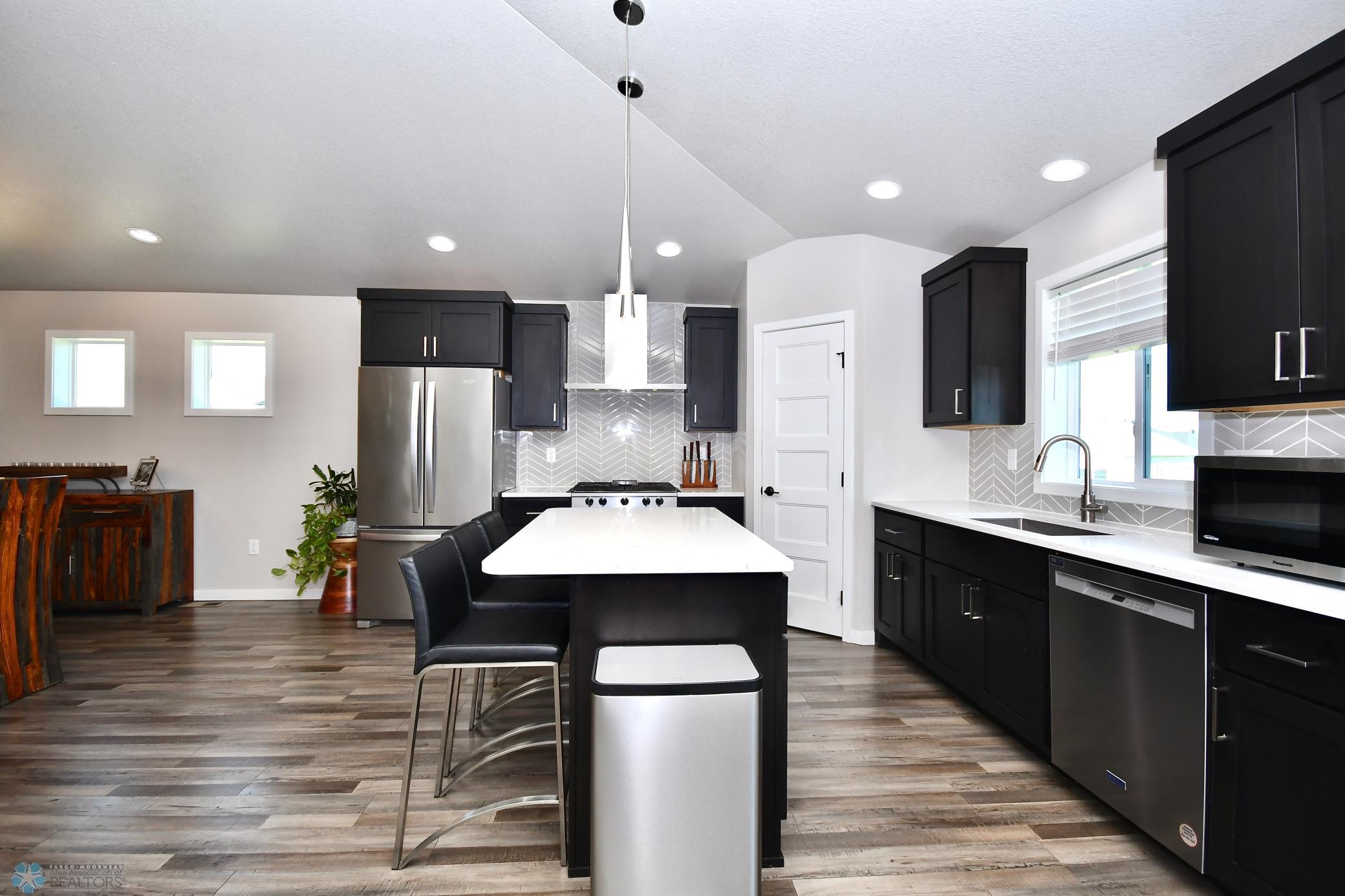 19.Quarts counter tops kitchen