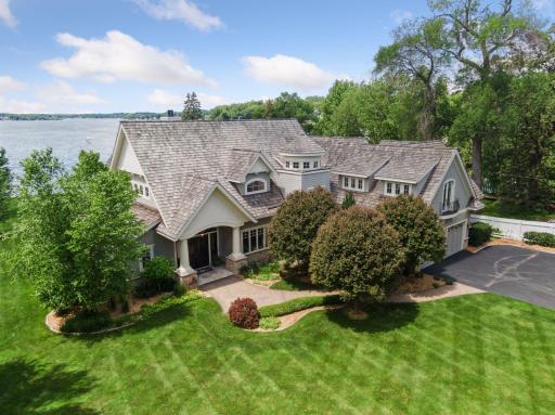 134' of level lakeshore. Stonewood built custom home