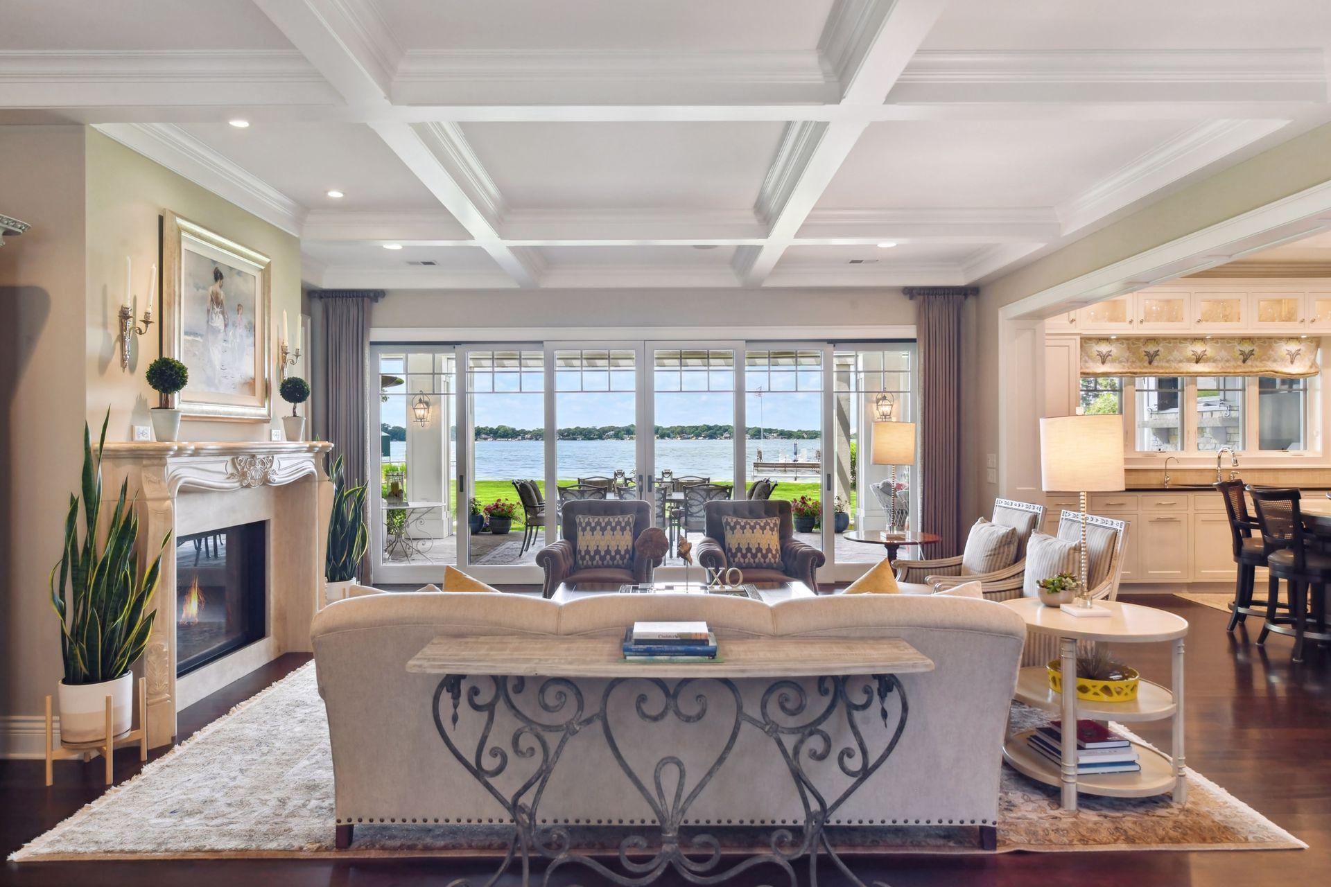 All rooms oriented towards lakeshore