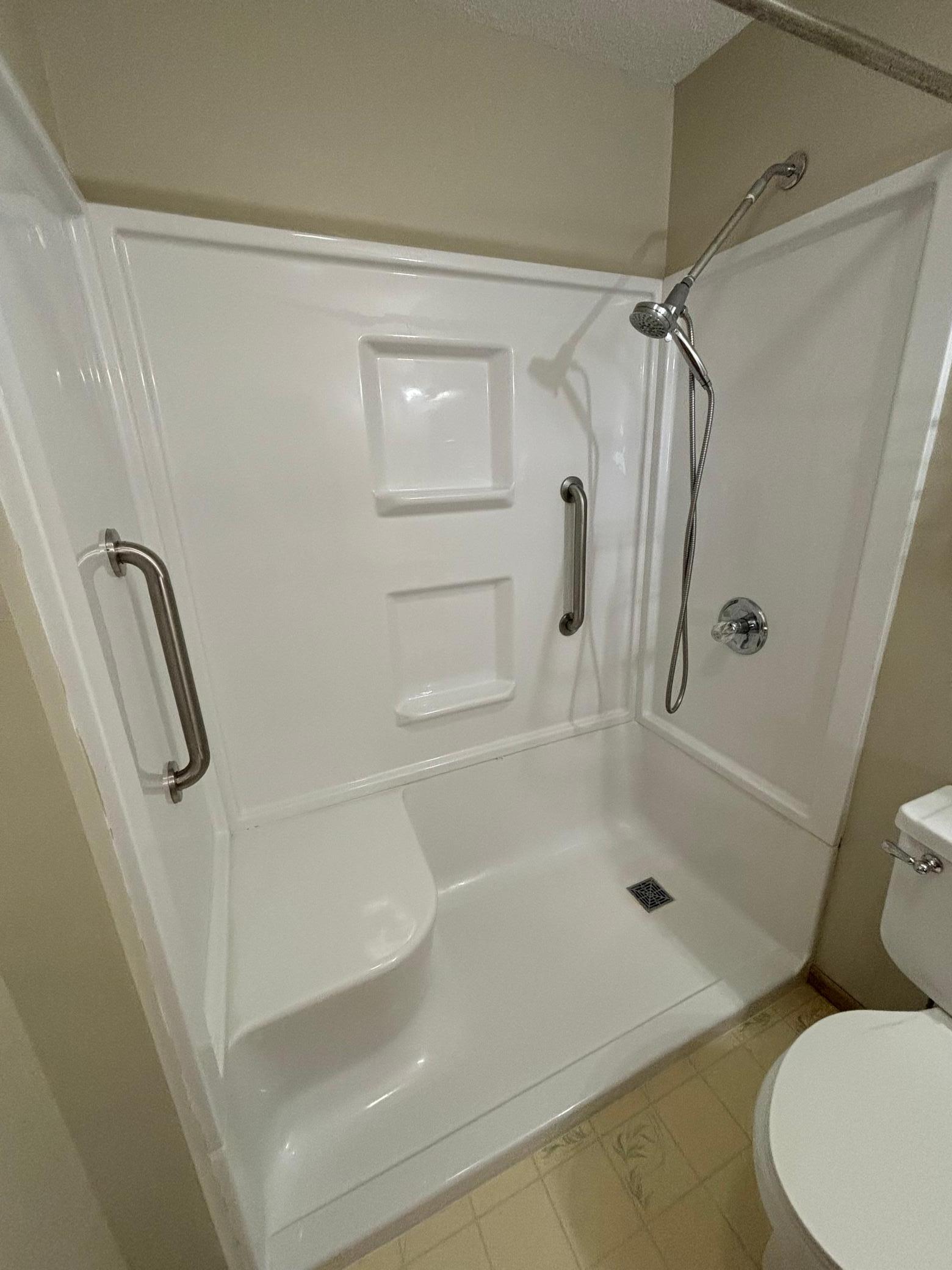 Main Level Walk in Bathtub/Shower