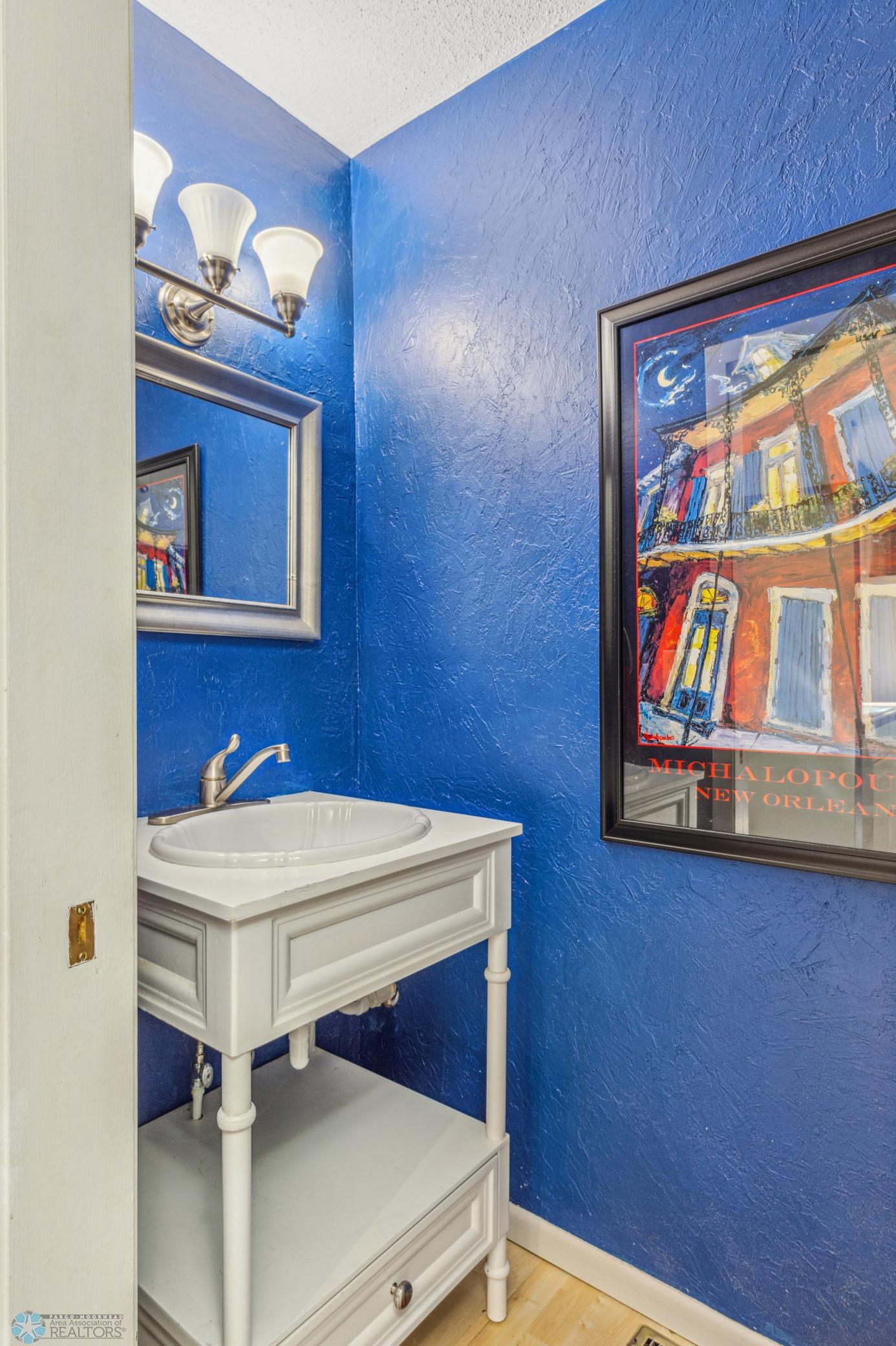 Main 1/2 Bath
