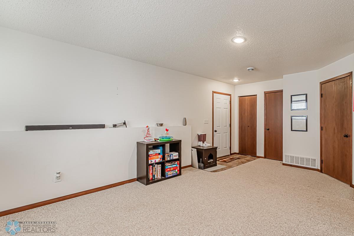 22 Cedar Dr, Mapleton, ND-17.jpg