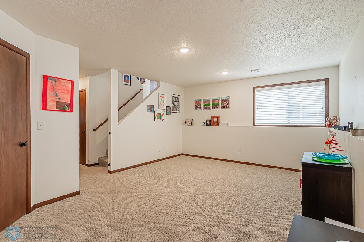 22 Cedar Dr, Mapleton, ND-18.jpg