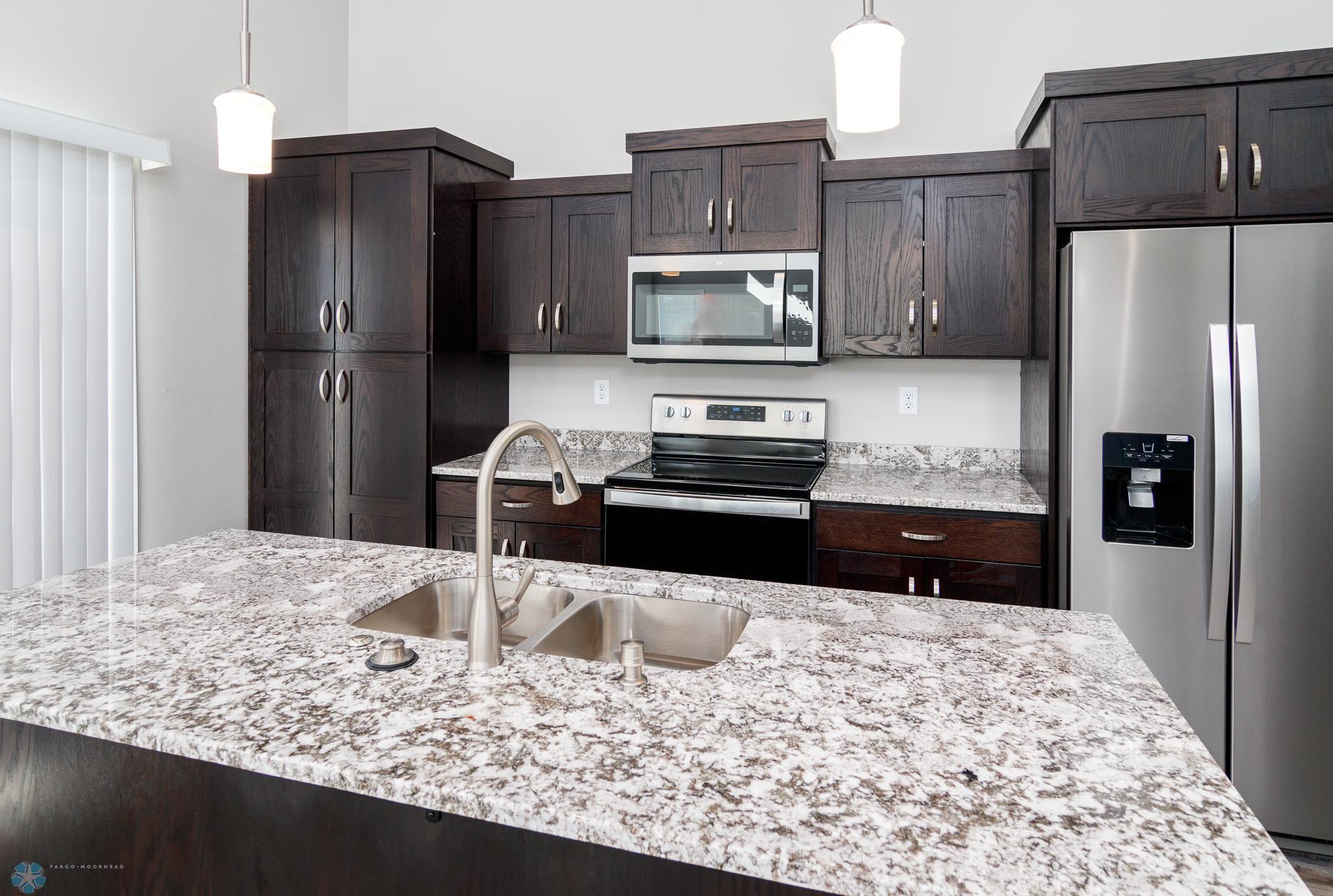 Big Island w/ ideal kitchen