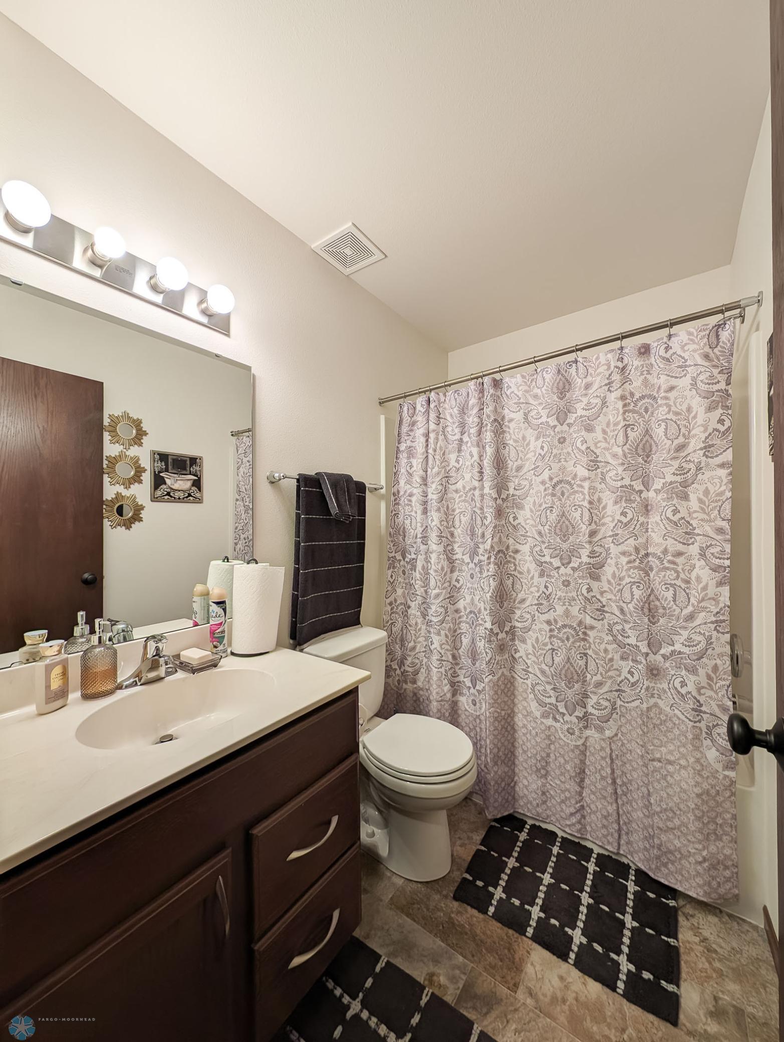 L2P026-160759345.jpg