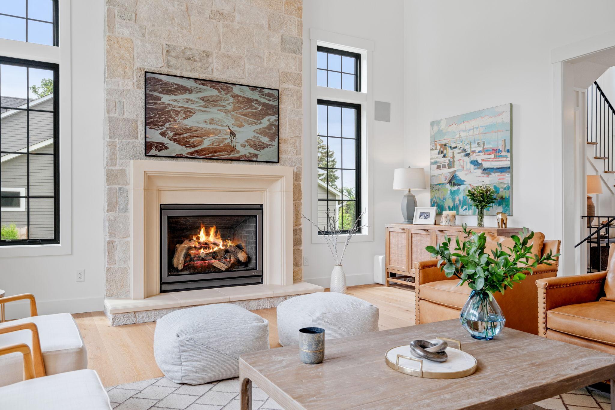 The combination of natural materials, thoughtful lighting, and expansive windows makes this living room a perfect blend of elegance and comfort, ideal for both relaxing and entertaining.