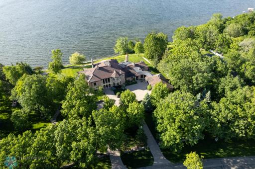 Ariel Front of Mansion with view of lake