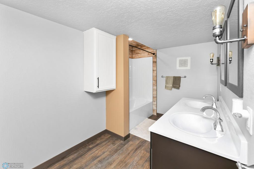 Spacious Full Bathroom with Tub/Shower