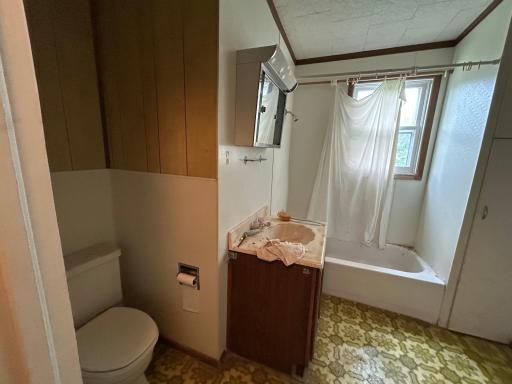 Bathroom 1 Main Floor had laundry hookups