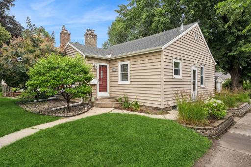 Adorable Diamond Lake bungalow on large corner lot.