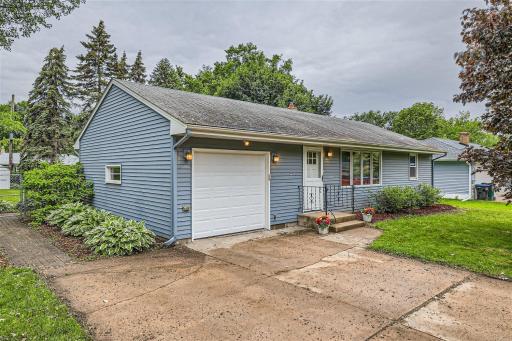 992 Ryan Ave W - Web Quality - 001 - 02 Exterior Front.jpg