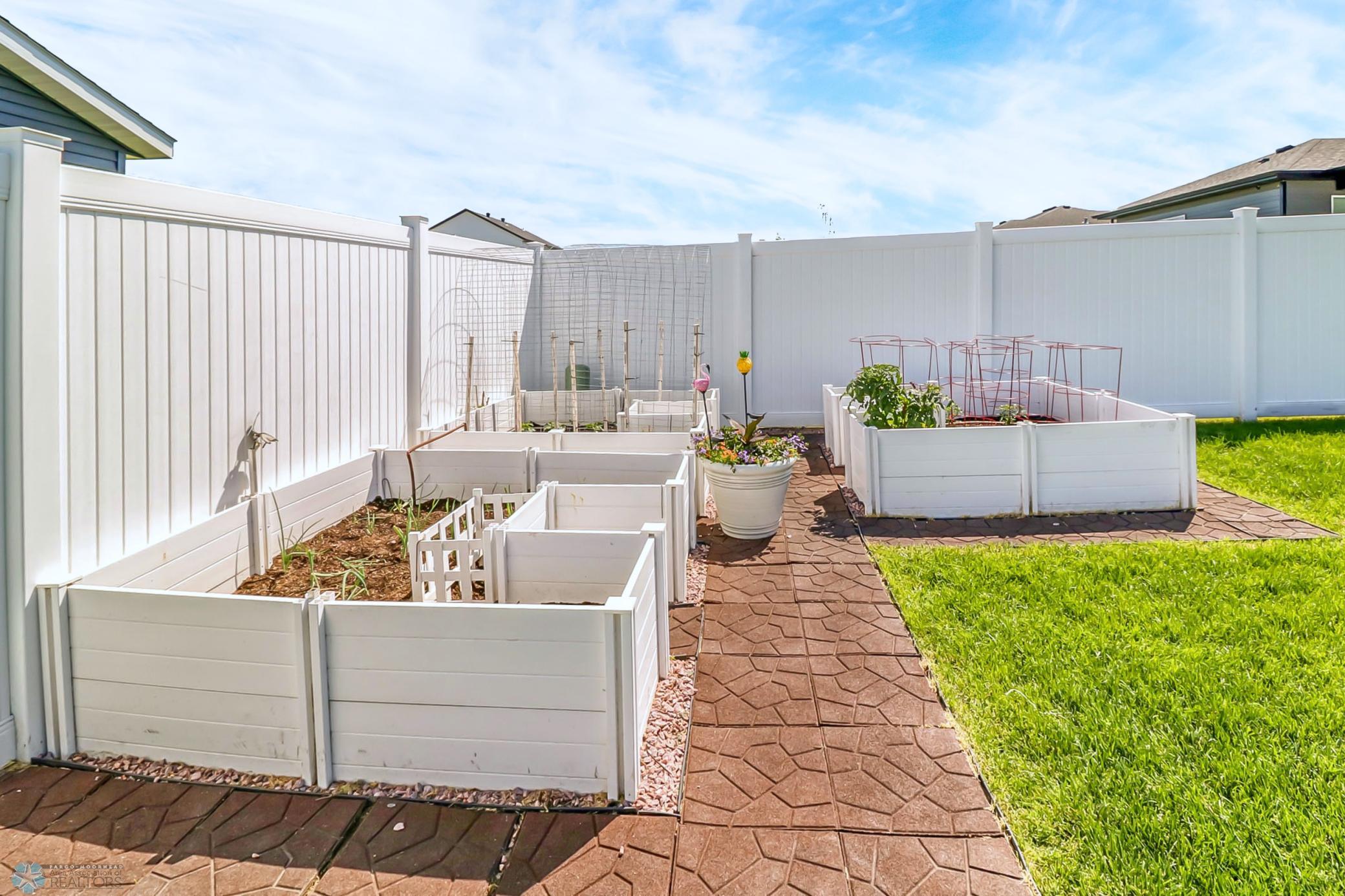 Backyard_garden1_1.jpg