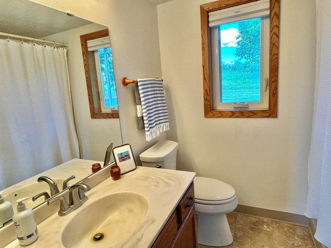 10-Main floor full bath.jpg