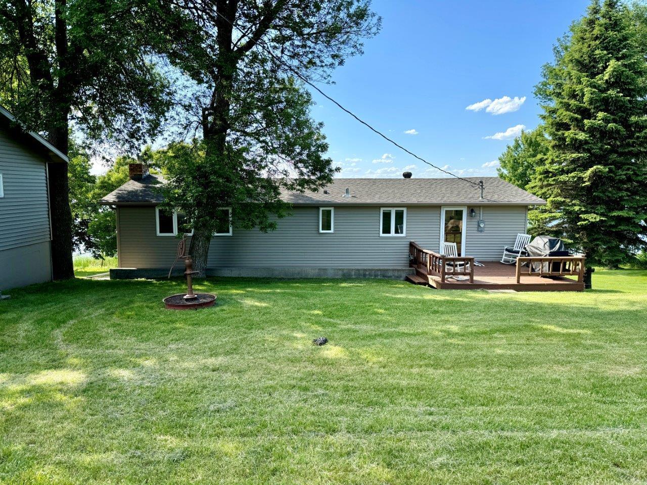 20-Entry deck and road side of home (2).jpg